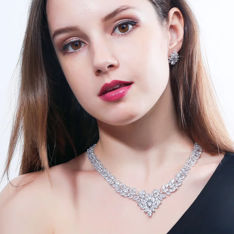 Комплект из колье и серёг с фианитом