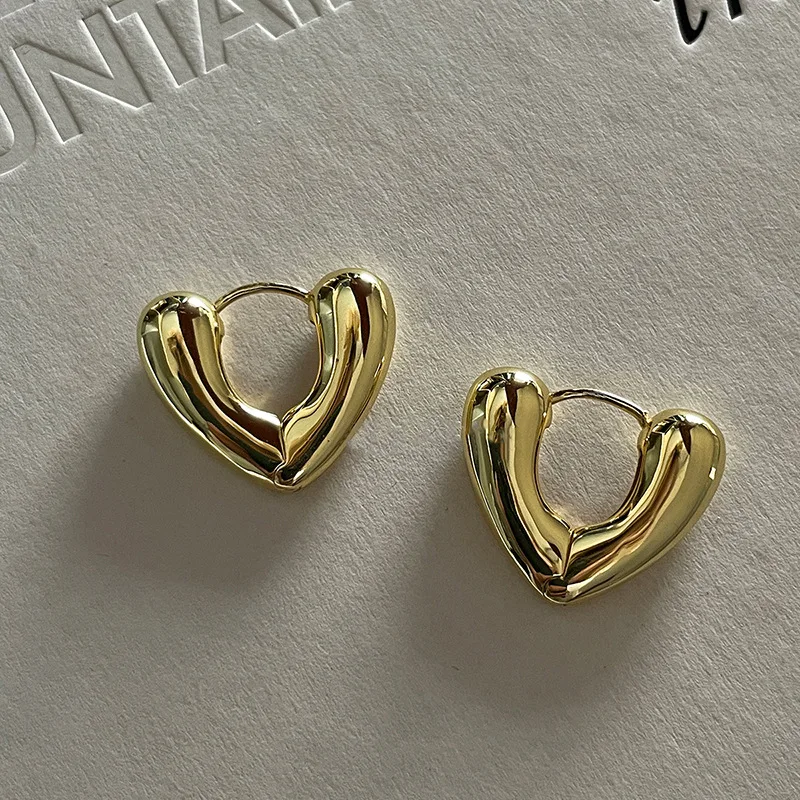 

Simple Design Retro Hollow Heart Hoop Earrings For Women New Brand Fashion Temperament Piercing Vintage Earring Gift