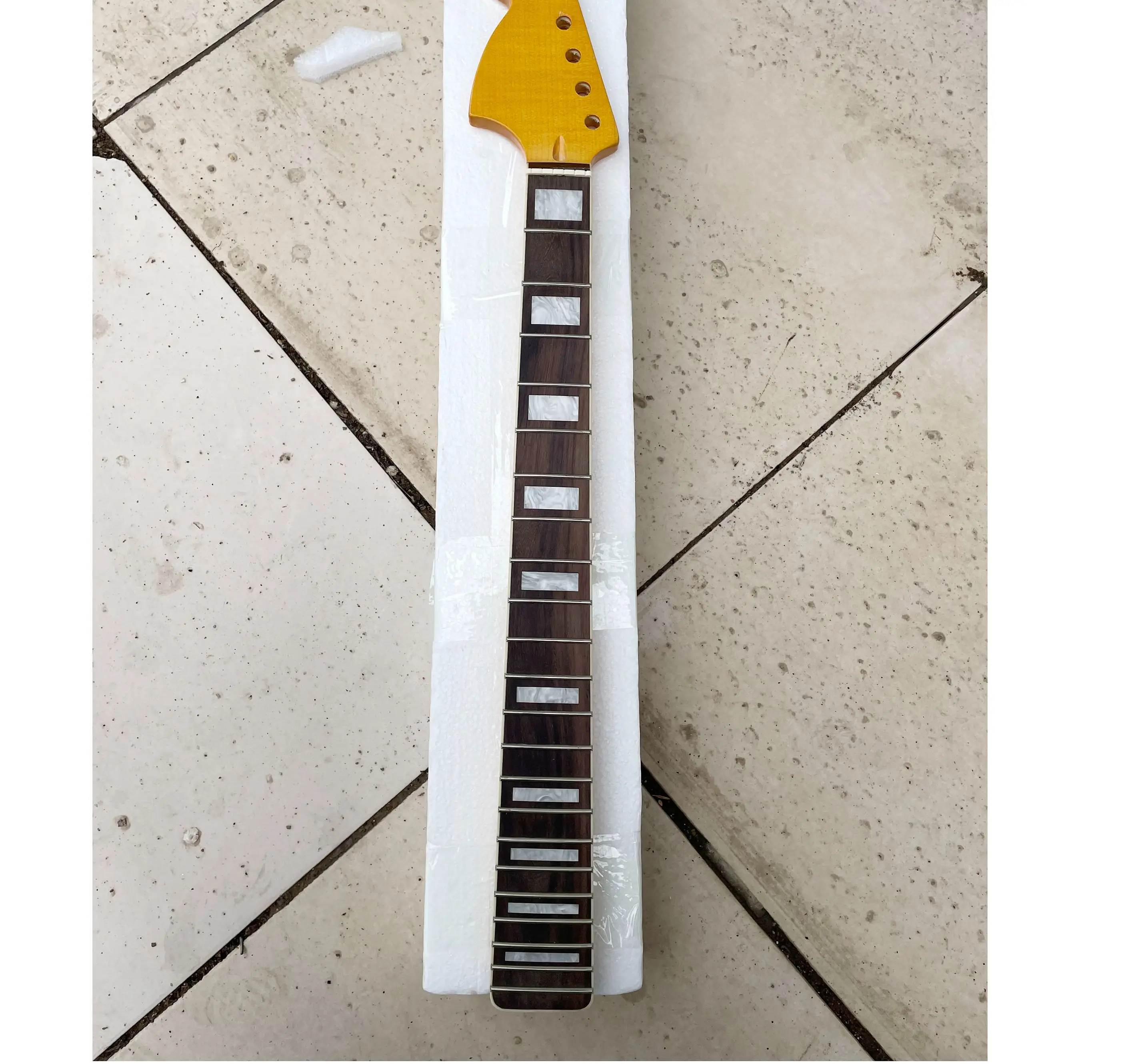 

Высококачественная Красивая электрическая гитара с левой ручкой, шейка с глянцевым покрытием, белая Встраиваемая доска из розового дерева