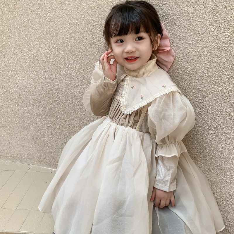 

Детское платье с длинным рукавом, отложным воротником и пэчворком