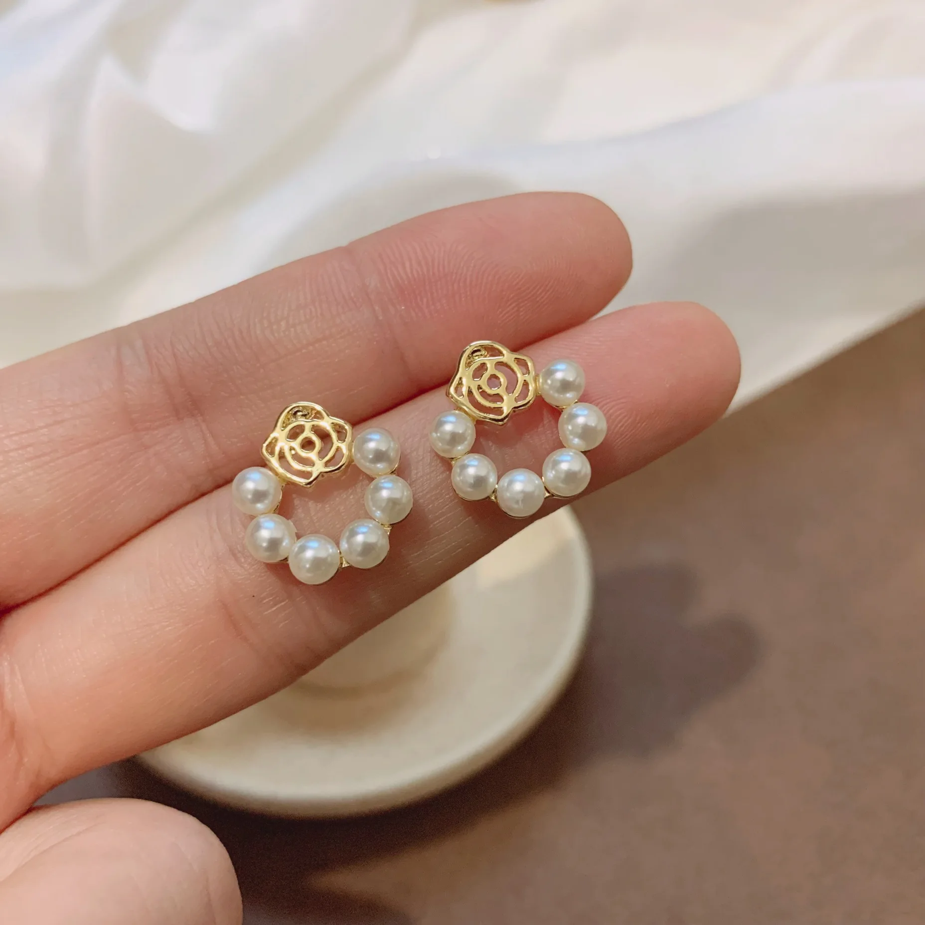 

2023 New Korean Light Luxury Imitation Pearl Flower Stud Earrings Ladies Fashion Crystal Elegant Jewelry Everyday Party Gift