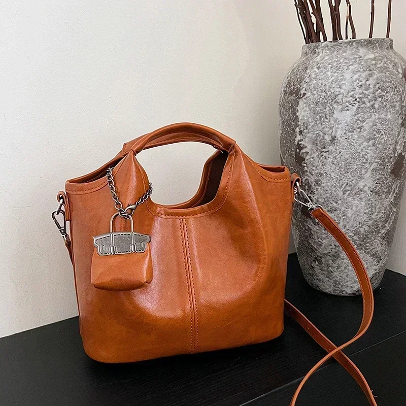 Большая вместительная женская сумка-тоут из мягкой кожи новинка 2024