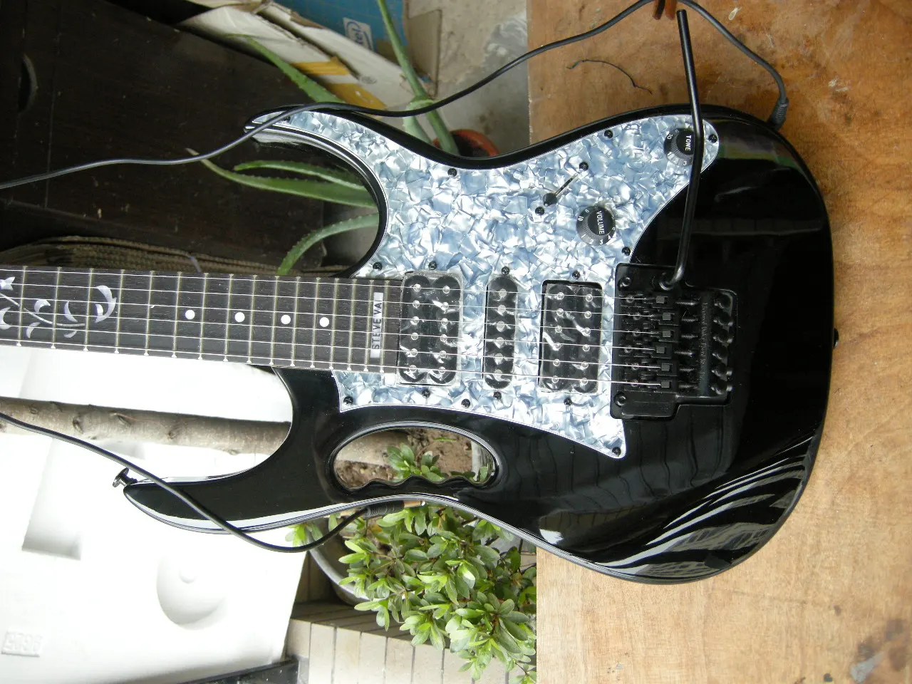

China guitar factory custom JEM555 Tree of Life inlay Fingerboard black Electric Guitar 8yue23
