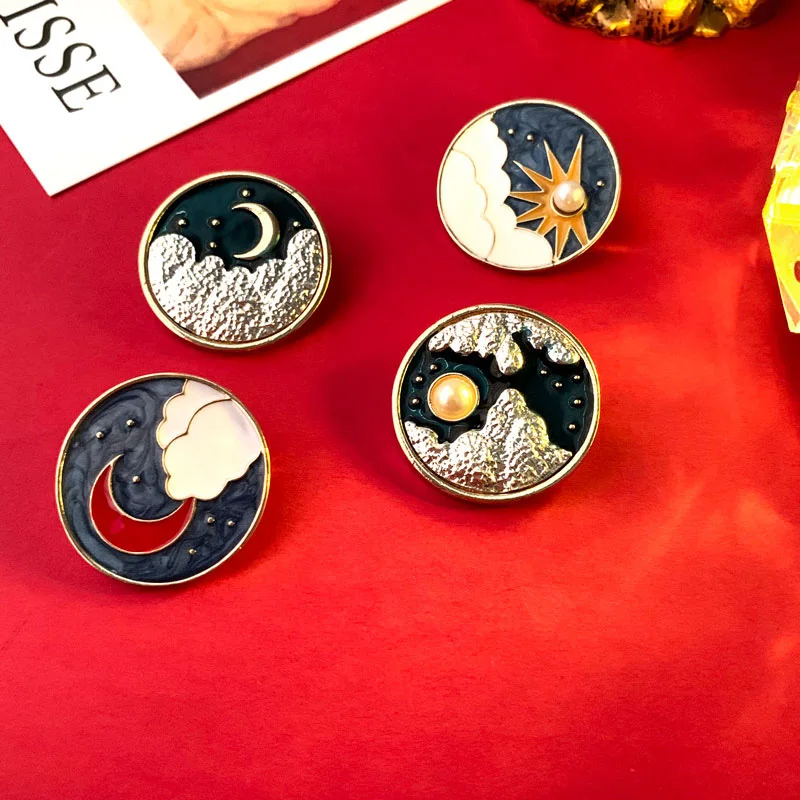 

Romantic Vintage Starry Sky Universe Sun Moon Cloud Pin Alloy Round Geometric Brooch for Women Gift Coat Accessory Wholesale