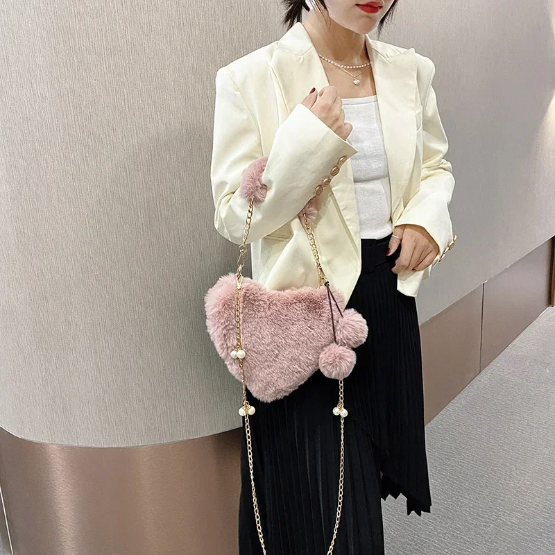 Романтичные пушистые сумки для женщин 2024 плюшевый вечерний клатч с цепочкой