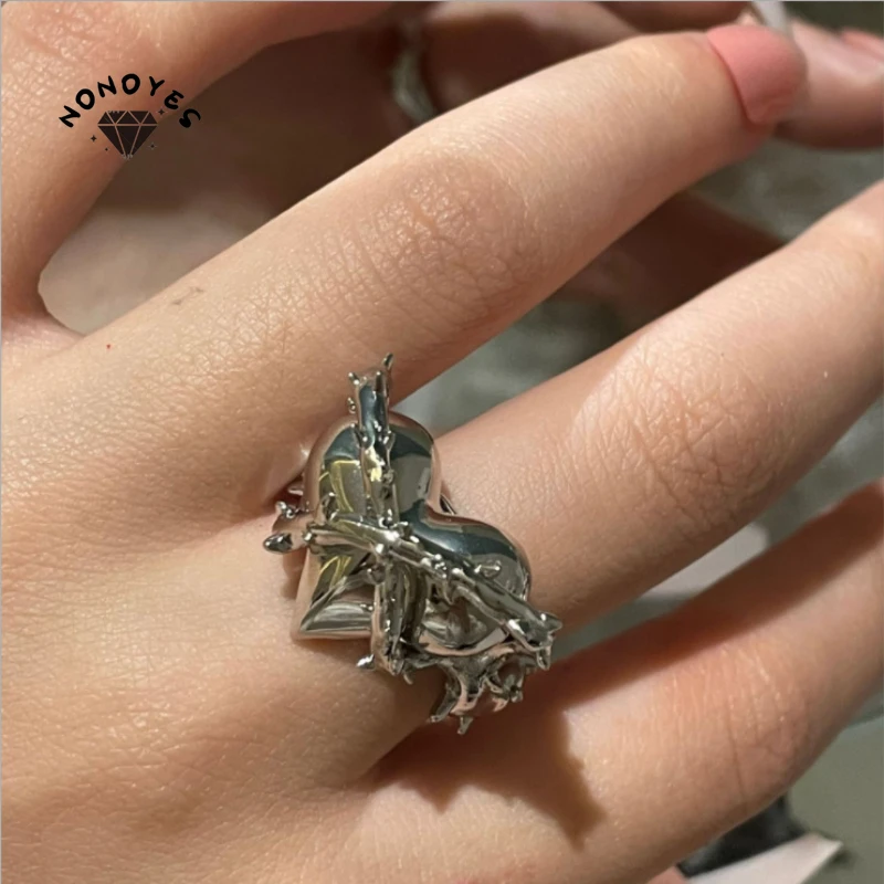 

Nonoyes Unique Creative Punk Gothic Thorns Love Heart Ring Vintag Open Rings for Women Party Jewelry Anniversary Gifts WholeSale