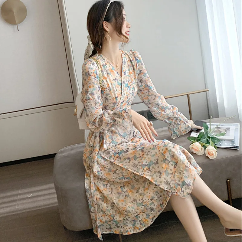 

Женское платье с длинными рукавами и V-образным вырезом