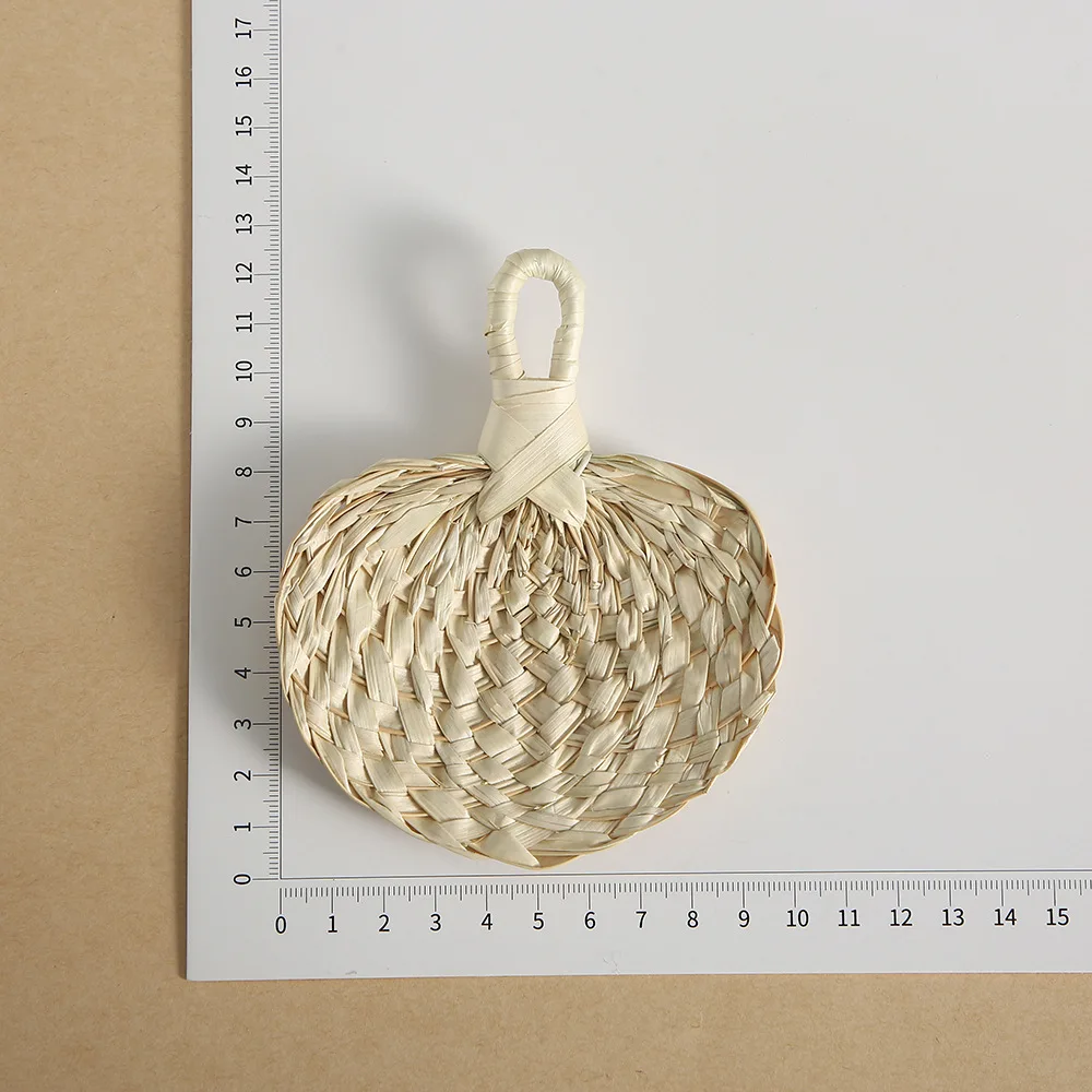 

Ручной веер из кошачьего листа