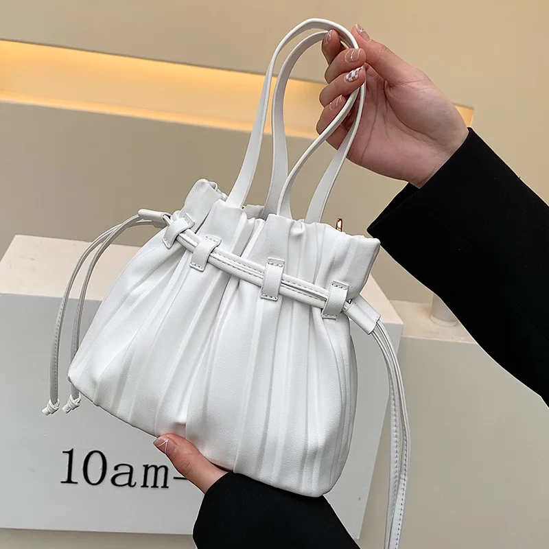 

Качественная нишевая дизайнерская сумка, маленькая сумка-мешок, женская летняя Новинка 2022, универсальная сумка-мессенджер, маленькая сумка...