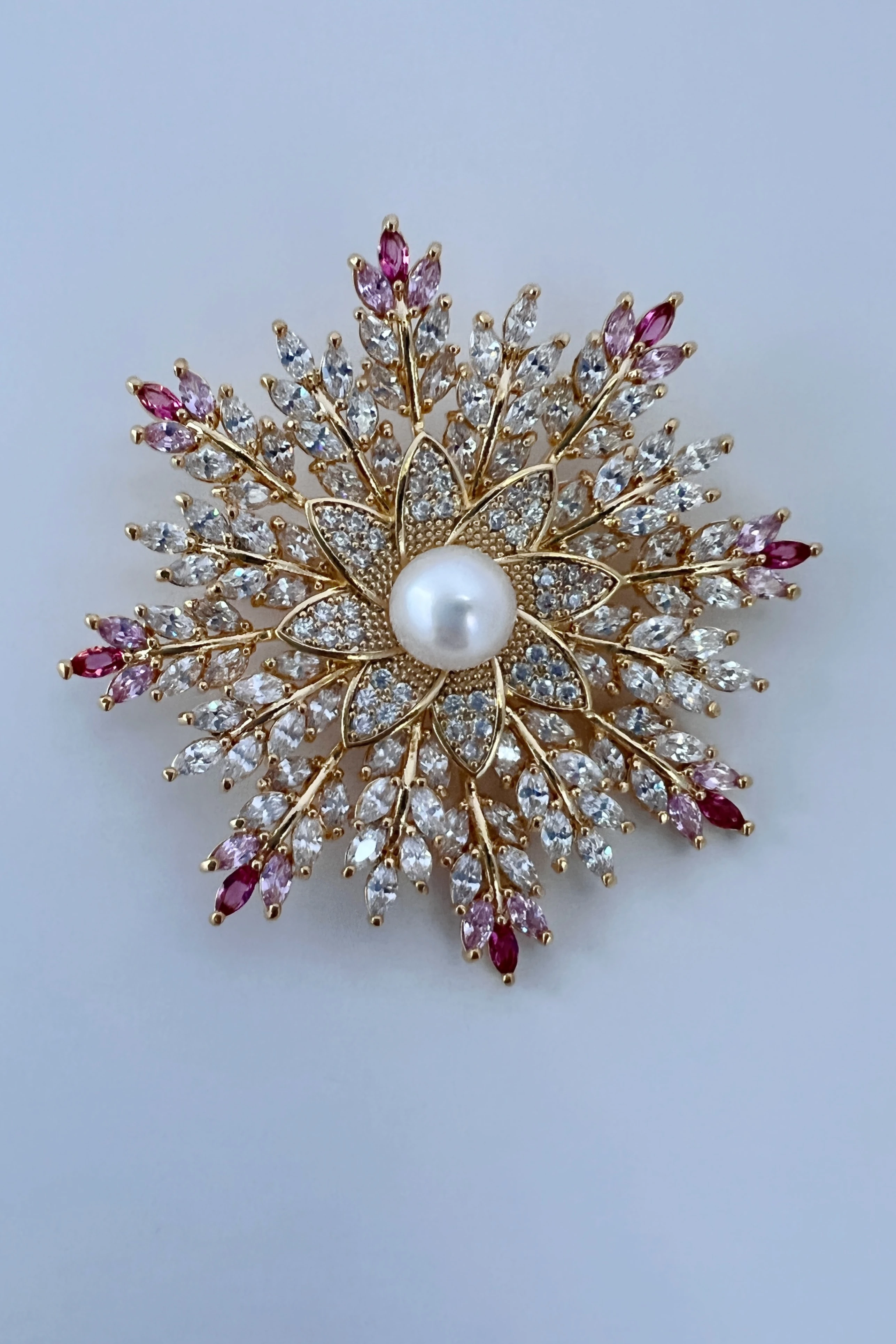 

2023 fashionThick gold-plated micro-set zircon double-layer snowflake pearl brooch