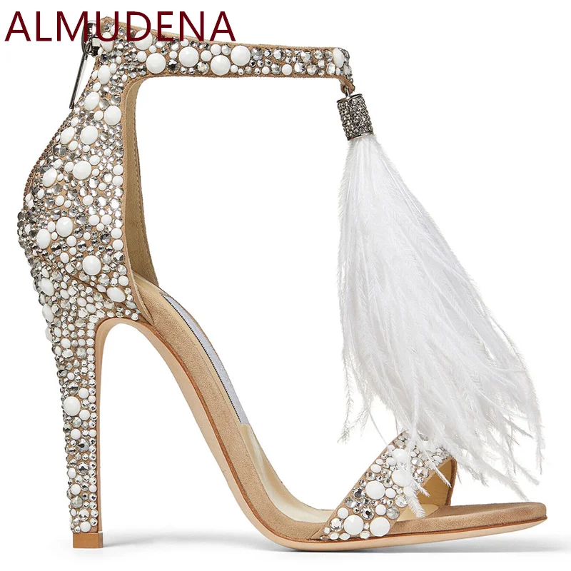 

Женские босоножки с перьями, бахромой и жемчугом