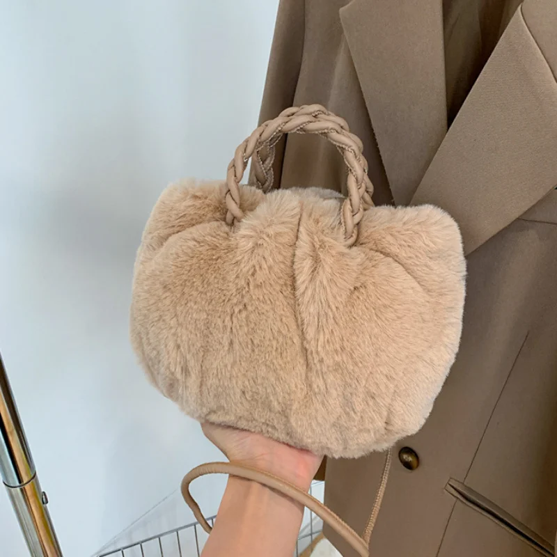 

Женская сумка через плечо, элегантный однотонный пушистый мессенджер с плетеными ручками, портативный маленький дорожный тоут для девушек