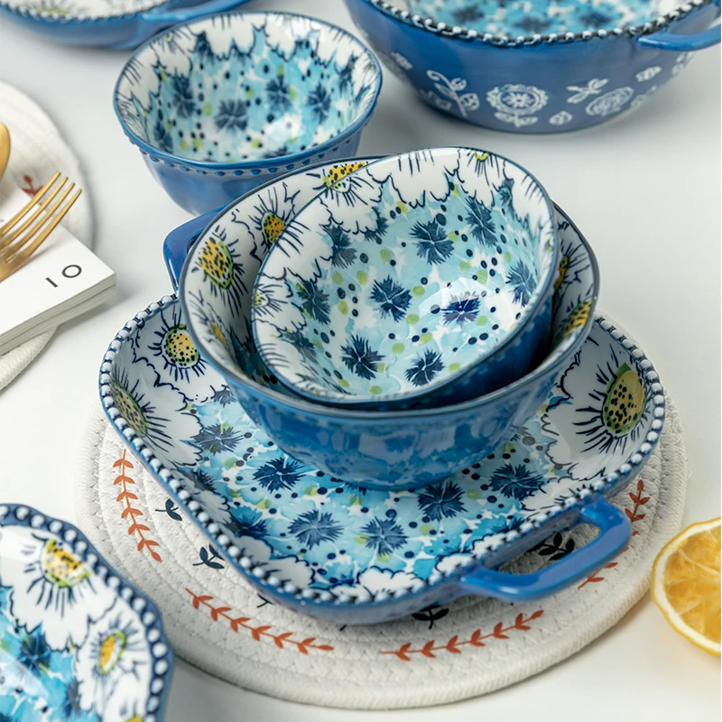 

Blue Ceramic Plates In Popular Family Restaurants, Kitchens, Underglaze Bowls, Food Containers and Tableware.