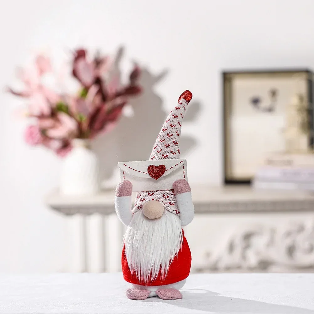 

Розовый плюшевый гном с конвертом