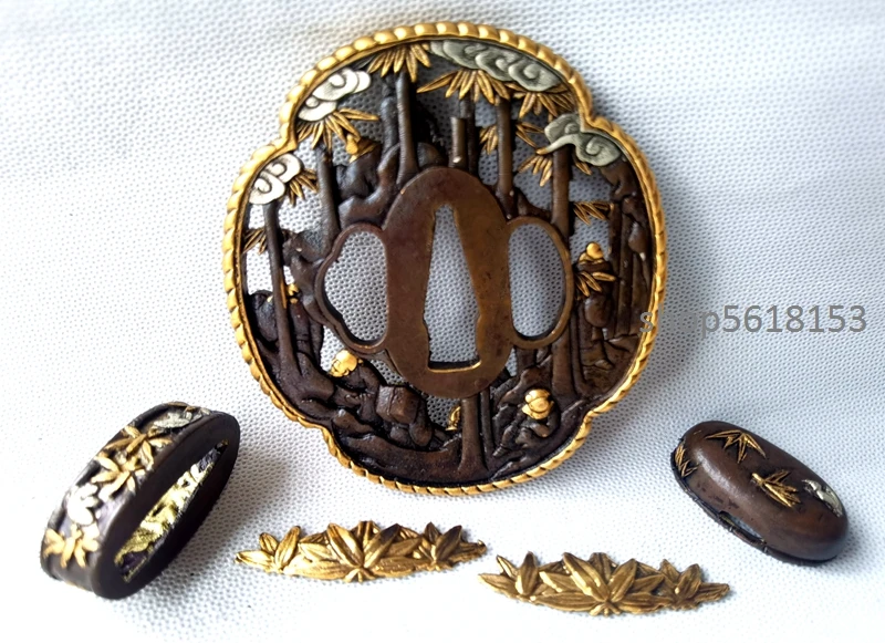 

Золотая медь Восемь бессмертных в бамбуковом лесу Tsuba Fuchi Menuki для катаны