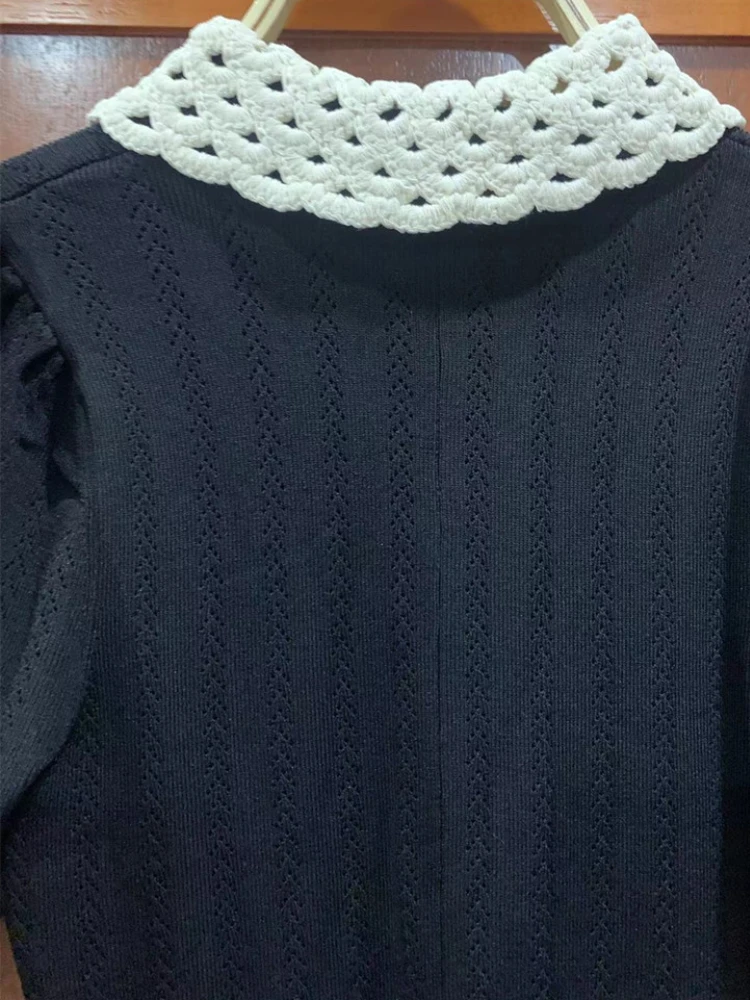 

Женское трикотажное платье-миди с кружевным воротником и пышными рукавами