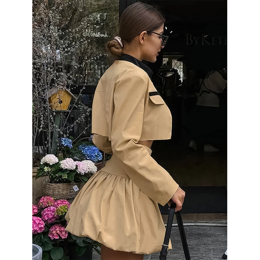 Женский элегантный костюм из двух предметов: короткая куртка цвета хаки с