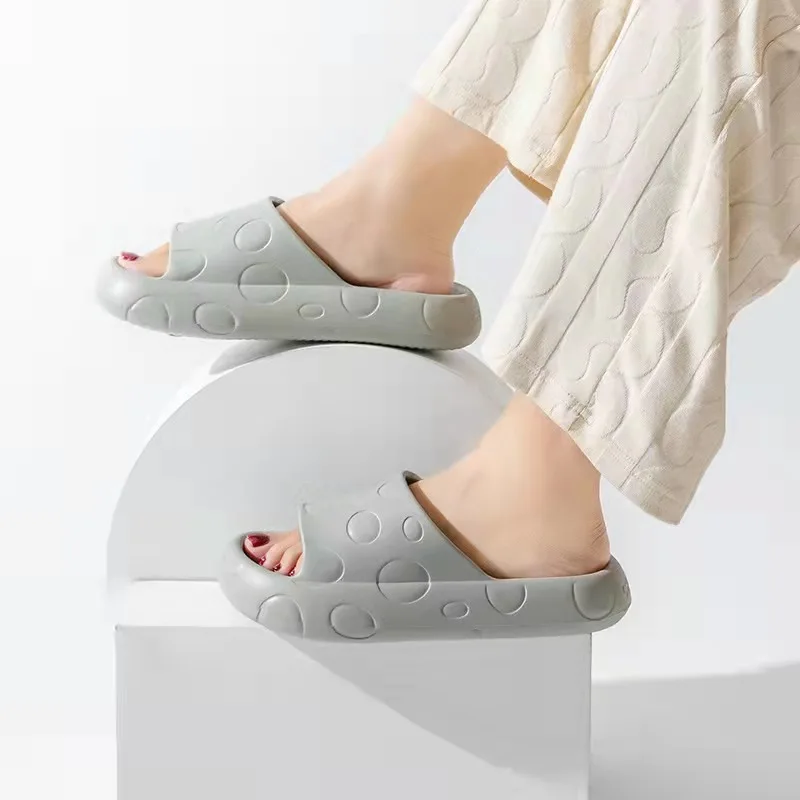 

Женские летние Нескользящие Тапочки для ванной из ЭВА, женская мягкая обувь на толстой подошве, сланцы для ванной комнаты, женская обувь на ...