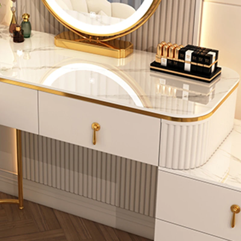 Рисунок 5 - Белый туалетный столик для хранения