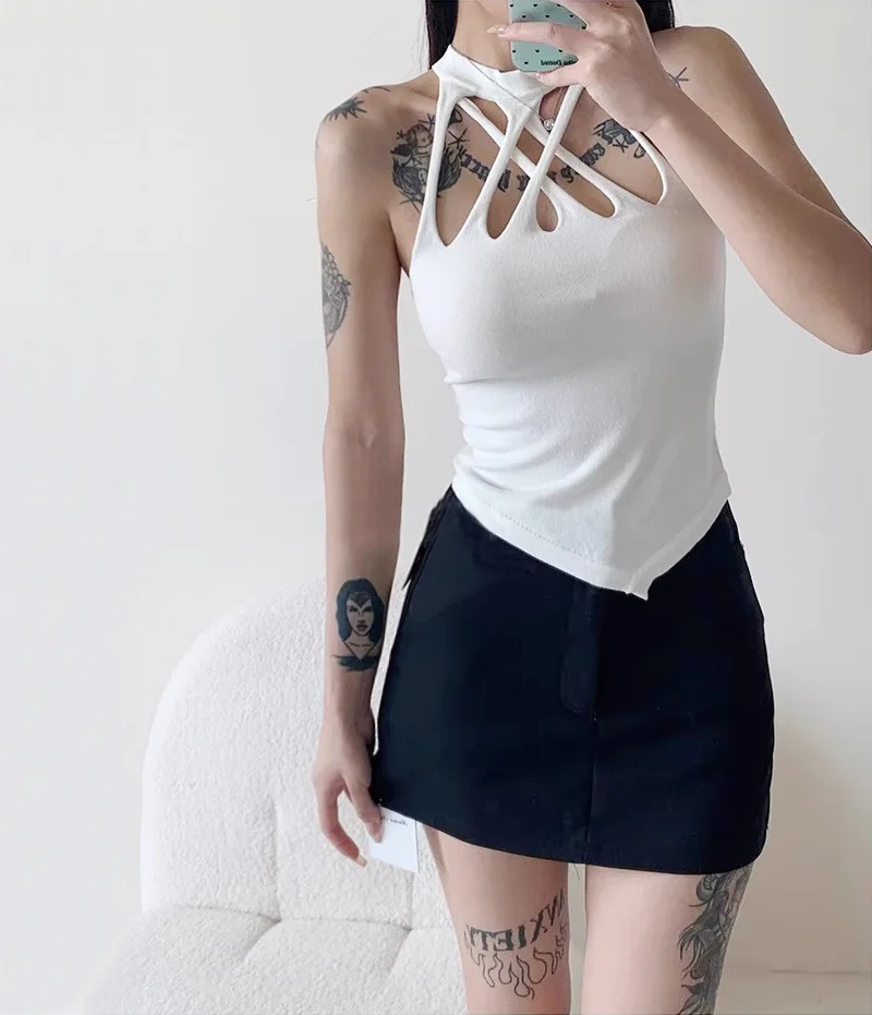 Женский трикотажный топ с вырезами и асимметричным подолом