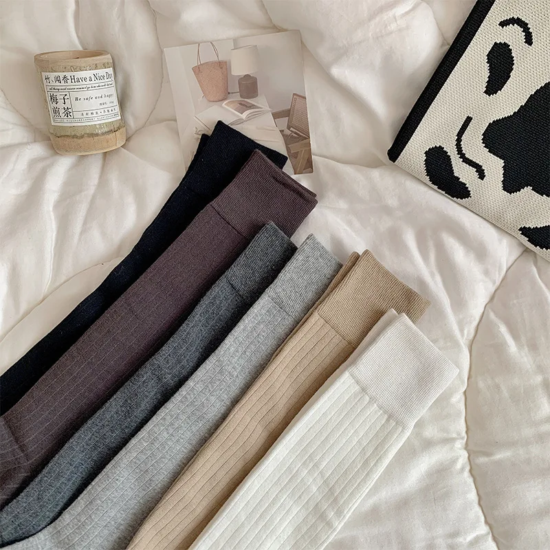 Рисунок 4 - Белые носки до середины икры для женщин