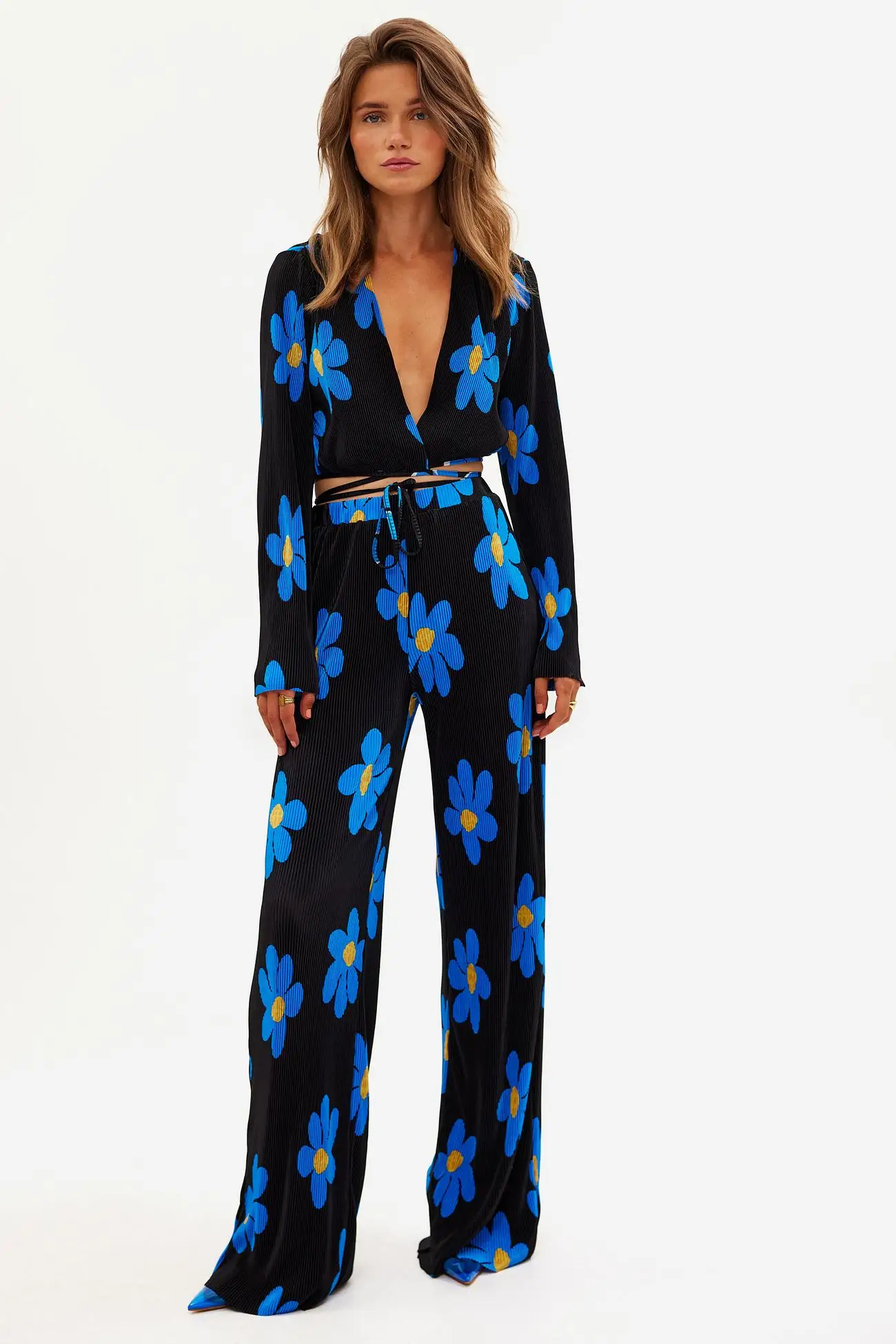 

Женский Повседневный комплект из 2 предметов, укороченный Топ с длинным рукавом и глубоким V-образным вырезом, с запахом и брюки, уличная оде...