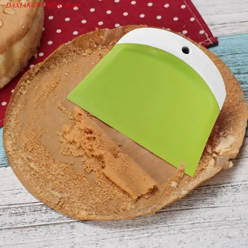 

Пластиковый инструмент для выпечки и масла