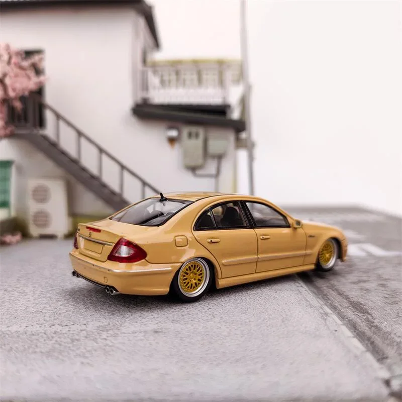 MK модель 1:64 Мб E63 Lowride пустыня желтая автомобиля