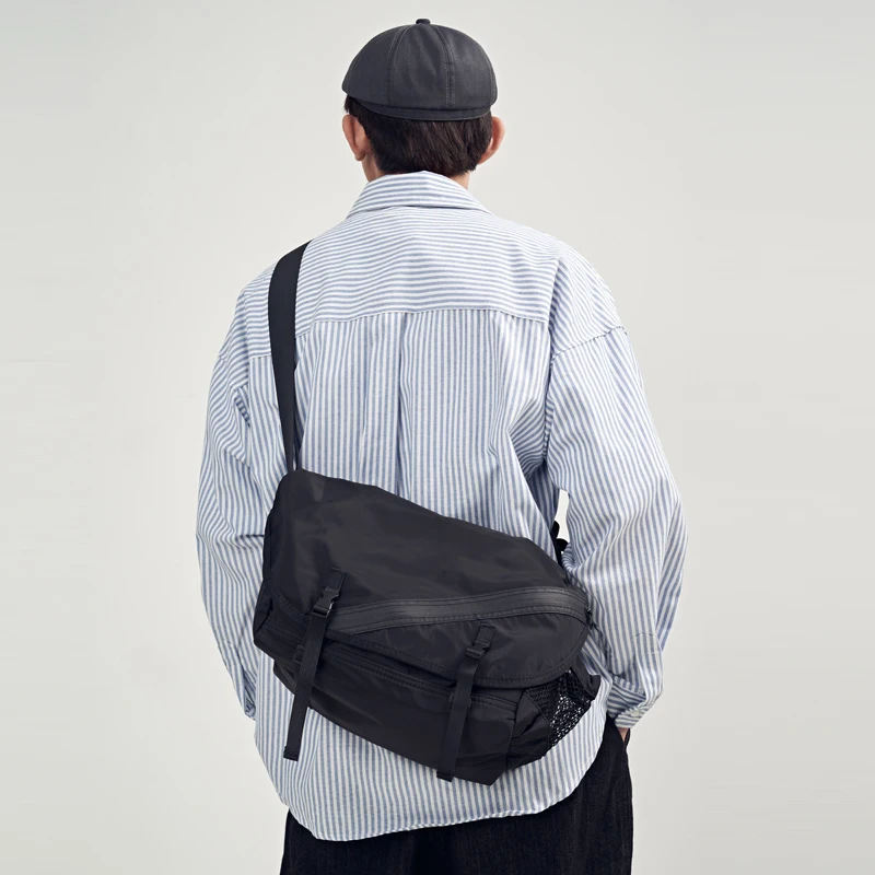 

2023 One Shoulder Crossbody Bag Men's Fashion Casual Messenge Large Capacity Hiphop Black Workwear Sports Women's School Bag