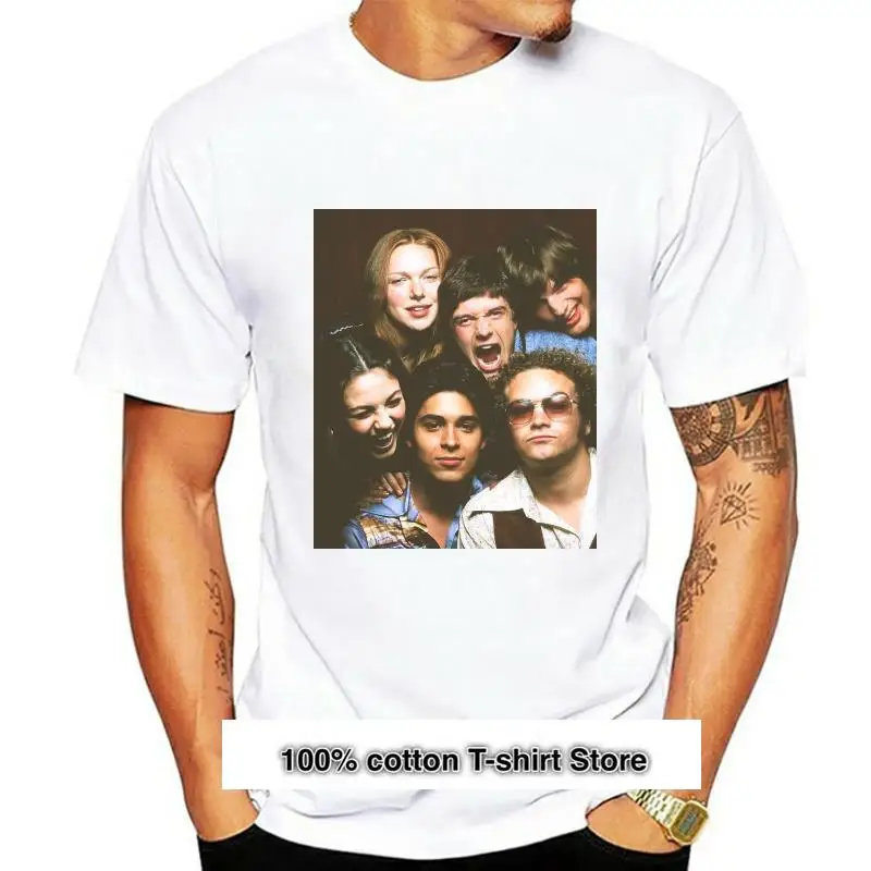 

Camiseta blanca fundida que se muestra en los years 70, ropa