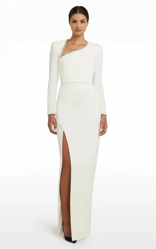 Модное индивидуальное платье с нерегулярным вырезом и разрезом по