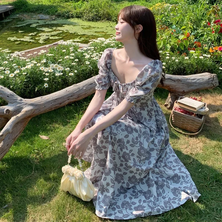 Элегантное длинное платье уменьшающее возраст с высокой талией и короткими