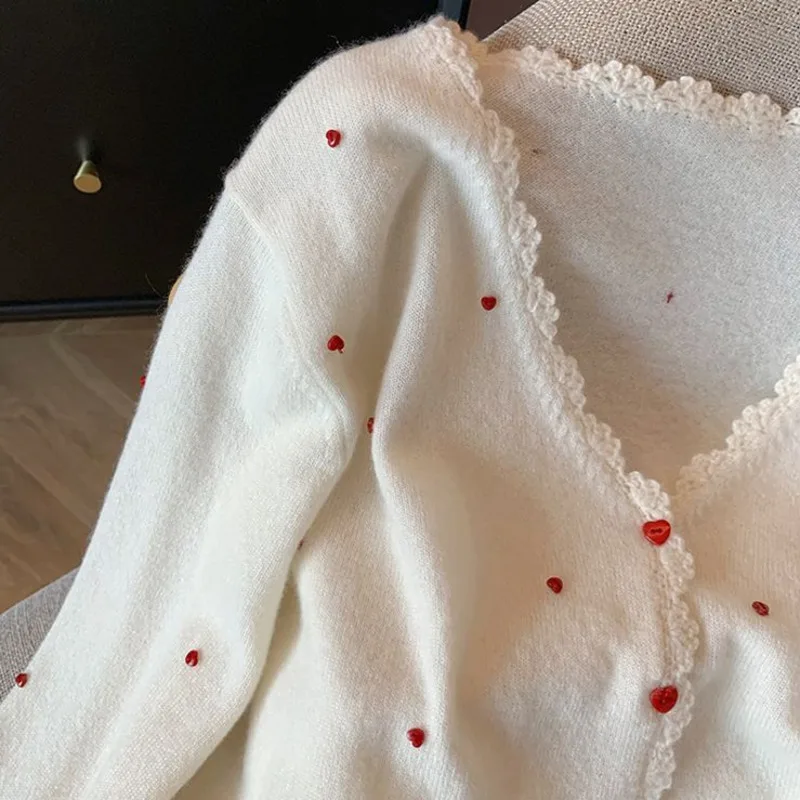 Элегантный повседневный белый вязаный кардиган с пуговицами в форме сердца для