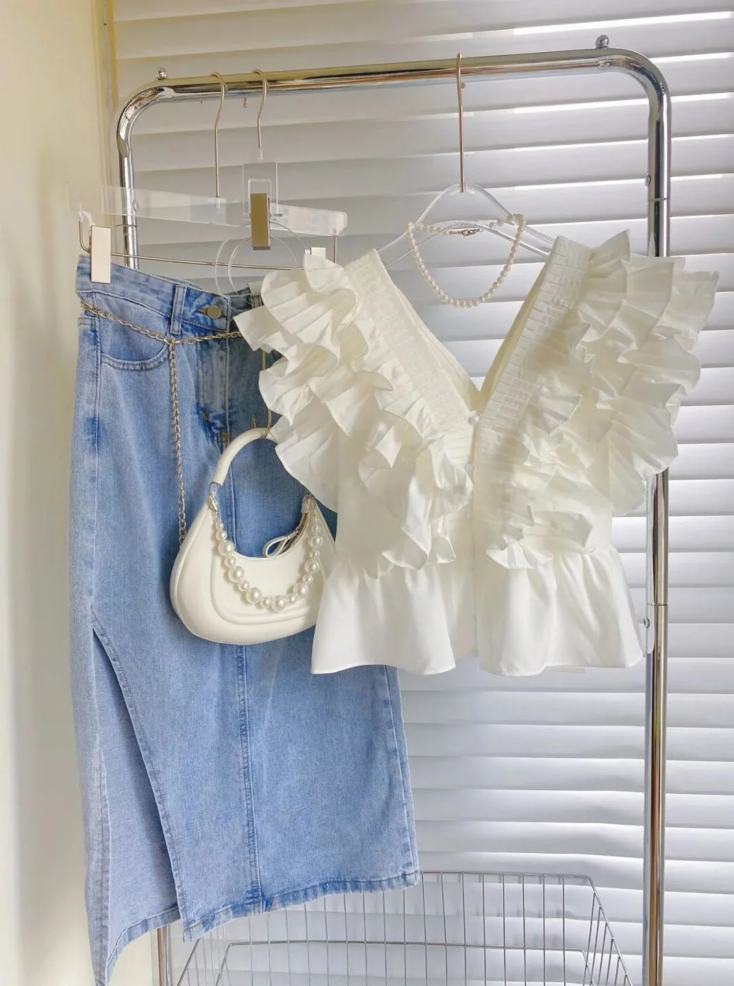 Белые рубашки без рукавов с v-образным вырезом и оборками женские летние