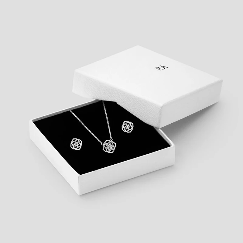 

Ожерелье и серьги из серебра 100% пробы с лепестками розы