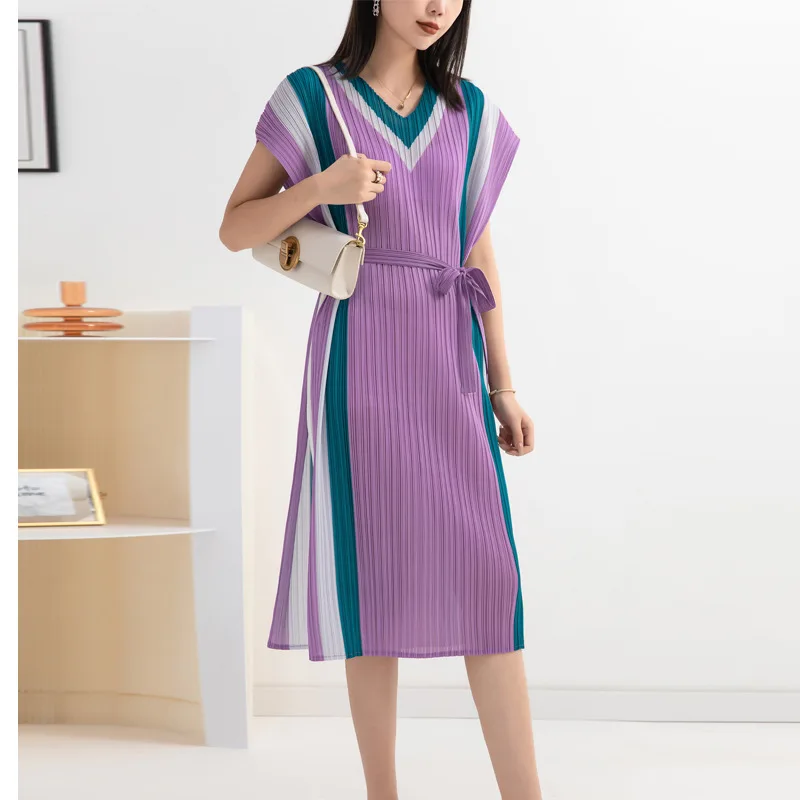

Miyake pleated v-neck dress 2022 summer new color matching waist temperament organ folda midi skirt for women