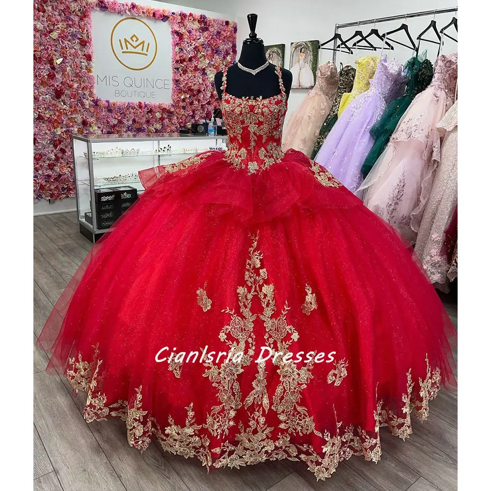 

Красное бальное платье с открытыми плечами и оборками, бальное платье, кружевной корсет с золотыми аппликациями, корсет, платья XV лет