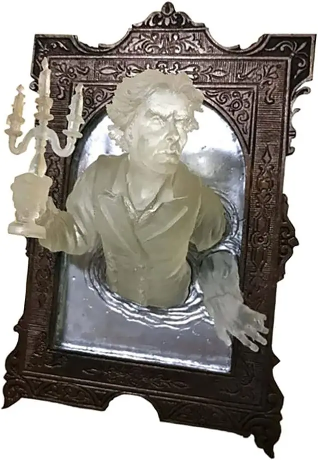 

Светящаяся статуя призрака в зеркале