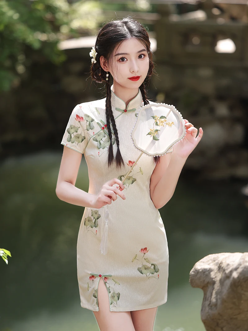

Elegant, fashionable and sexy modern women's Cheongsam, Chinese traditional national costume, short summer cheongsam worn in dai