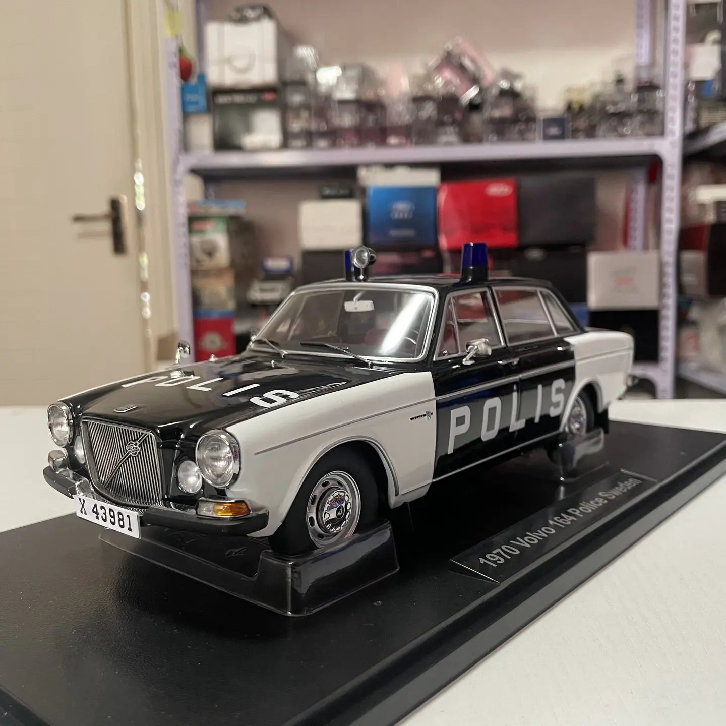 Фото Масштабная модель 1:18 Triple9: Коллекционная полицейская машина Volvo 164 1970 года из литого сплава. Классика, ностальгия, подарок для взрослых, сувенир, статическая модель для демонстрации. №1