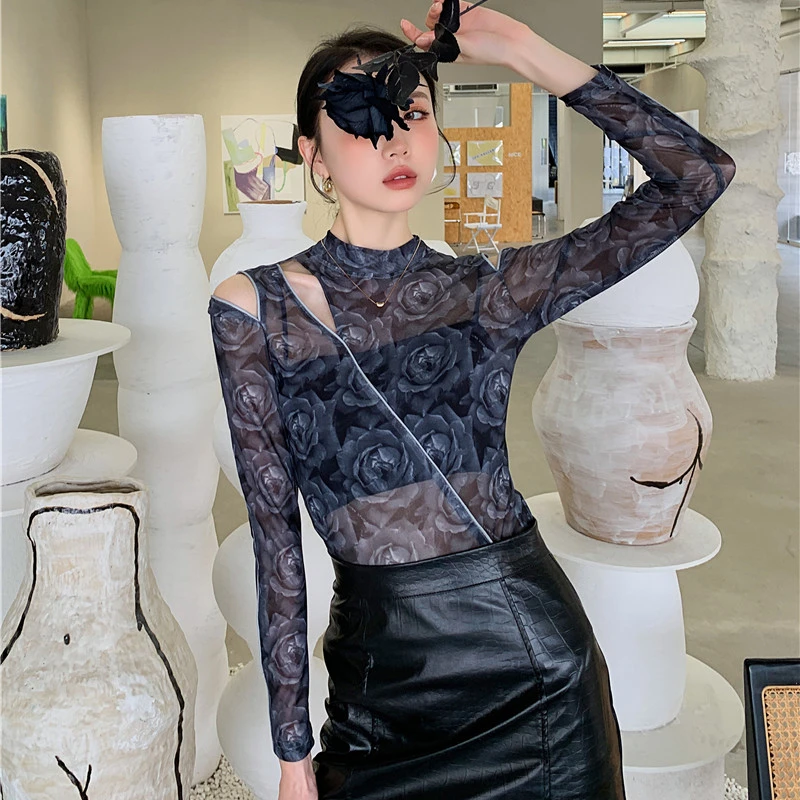 

Сексуальная Женская футболка ZCSMLL с вырезами, с круглым вырезом и длинным рукавом, с черным цветочным принтом, новинка сезона весна-лето 2022, о...