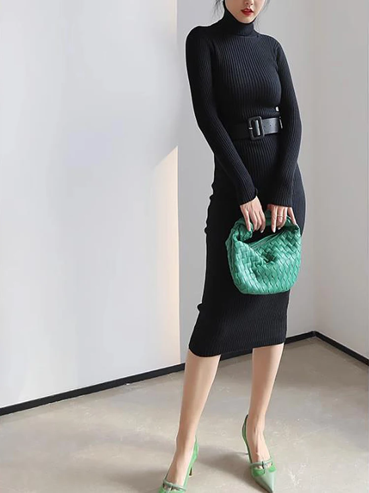 Женское трикотажное платье-свитер с высоким воротником и длинным рукавом