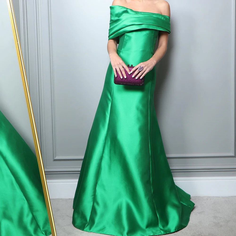 Элегантное женское платье модель 2024 года вырез лодочкой короткий шлейф без