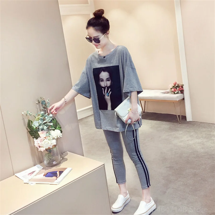 

Женский спортивный костюм из двух предметов, летние футболки и полосатые леггинсы, топы с коротким рукавом и мультяшным принтом, повседневные Костюмы