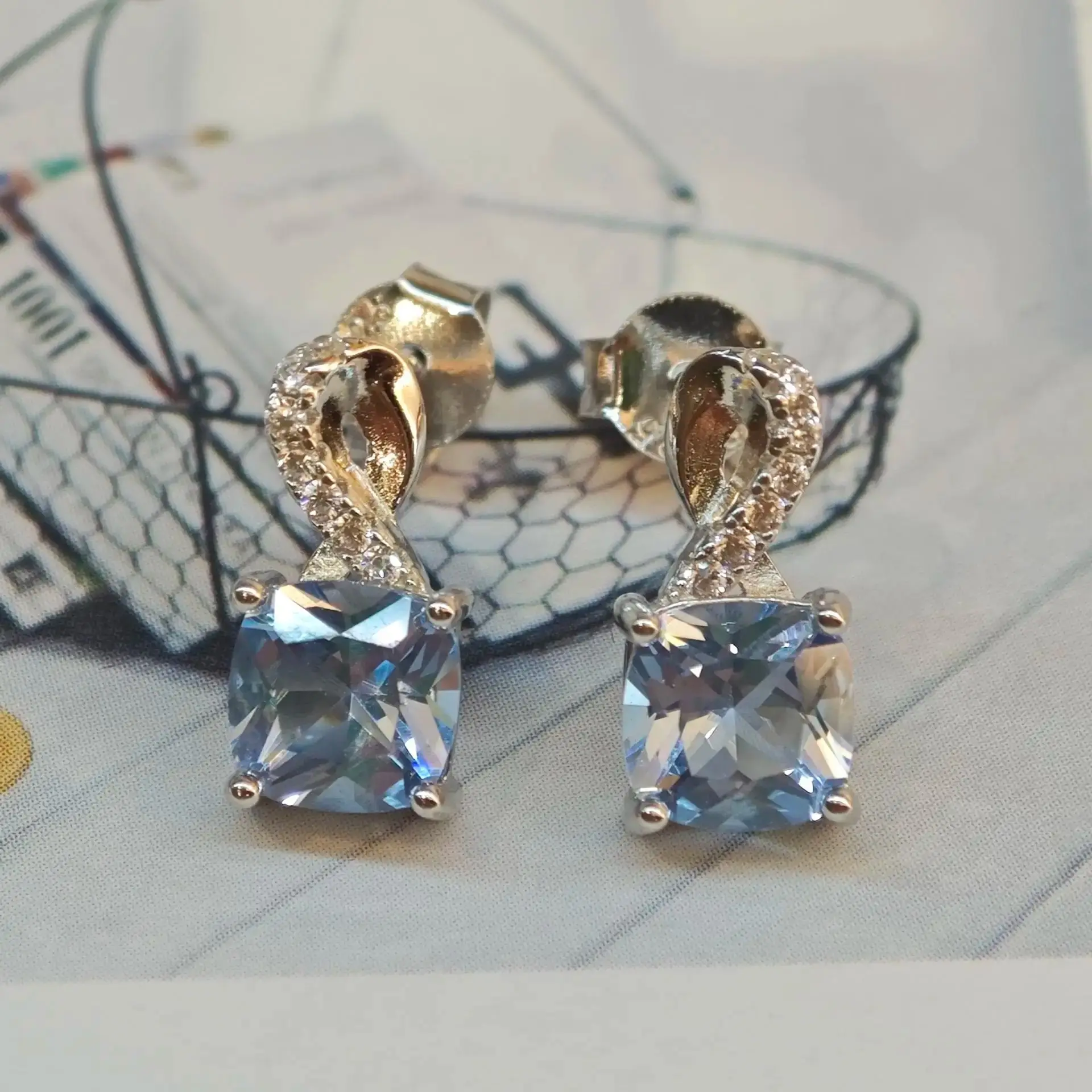 Серьги-гвоздики с голубым топазом 6 х6 мм