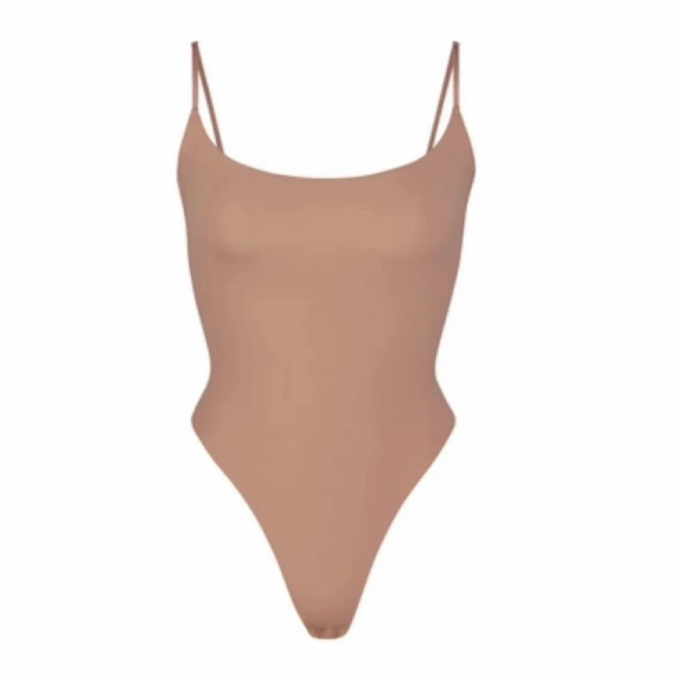 wiązany na szyi Kim EVERYBODY CAMI o dopasowanym kroju i seksownym dołem