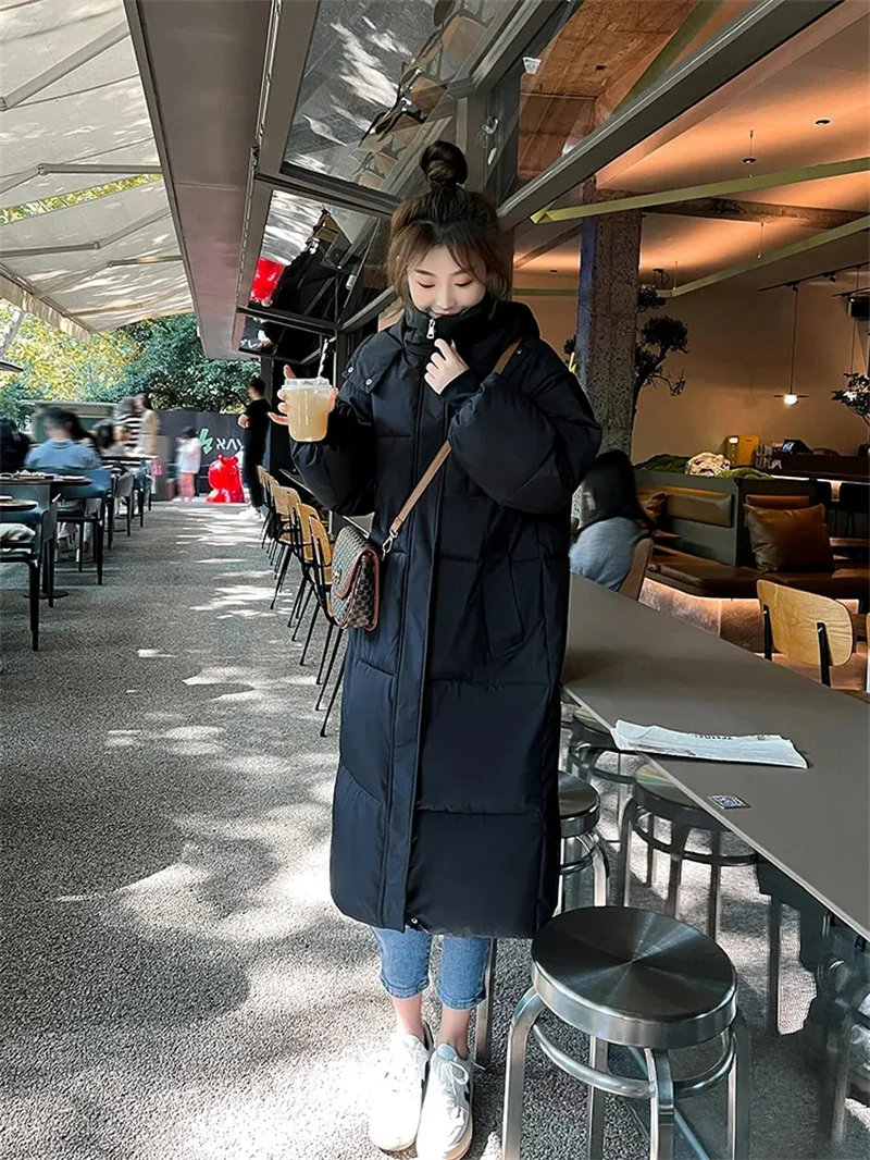 Женская зимняя куртка-пуховик с капюшоном и защитой от ветра