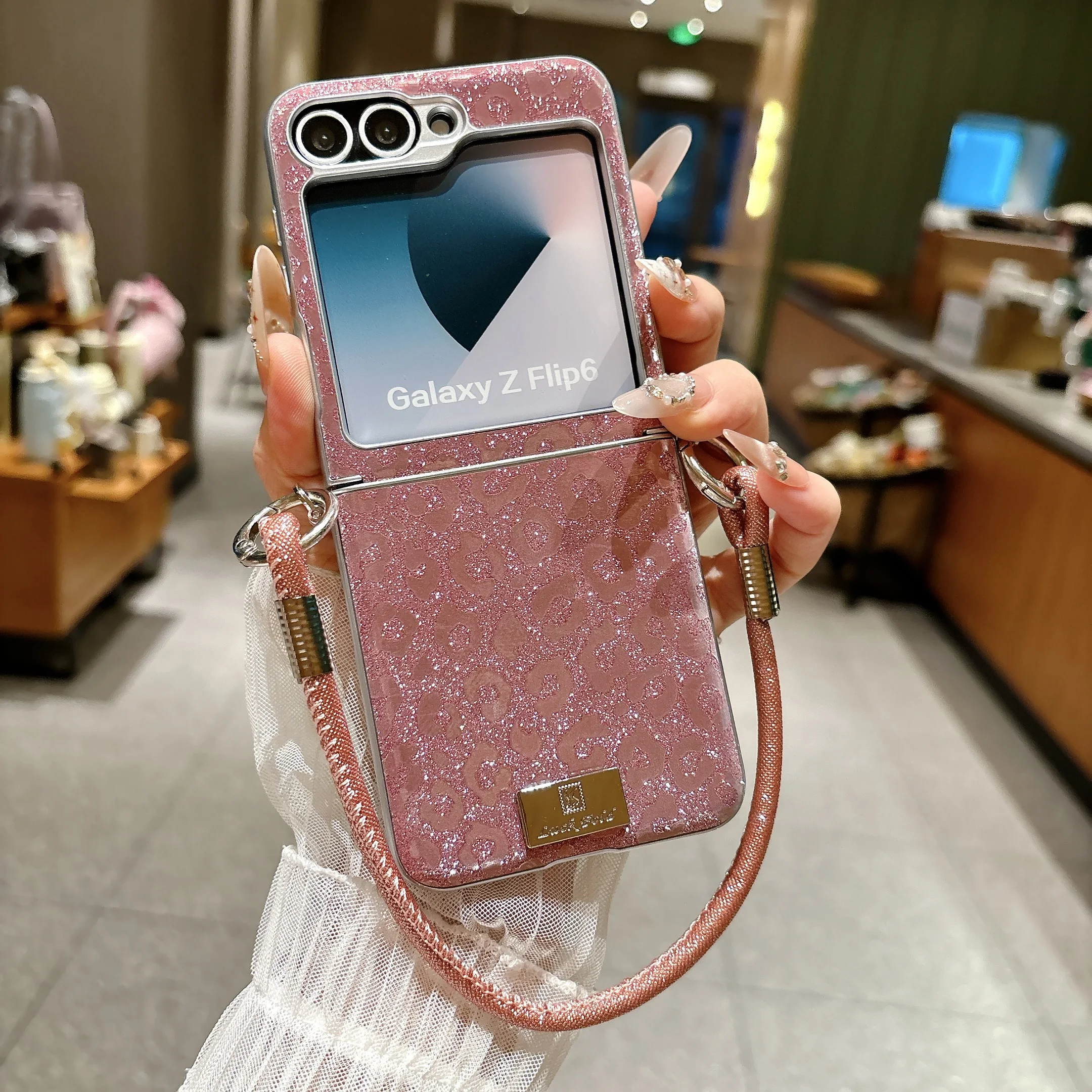 Фото Модный кожаный чехол с блестками и леопардовым принтом для Samsung Z Flip 7 FE 6 5 4 3, удобный, ударопрочный, с ремешком на запястье №1