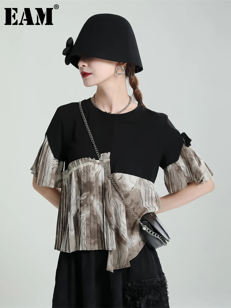 

[EAM] Women Black Printed Irregular Pleated Casual T-shirt New Round Neck Short Sleeve Fashion Tide Spring Summer 2022 1DE7320