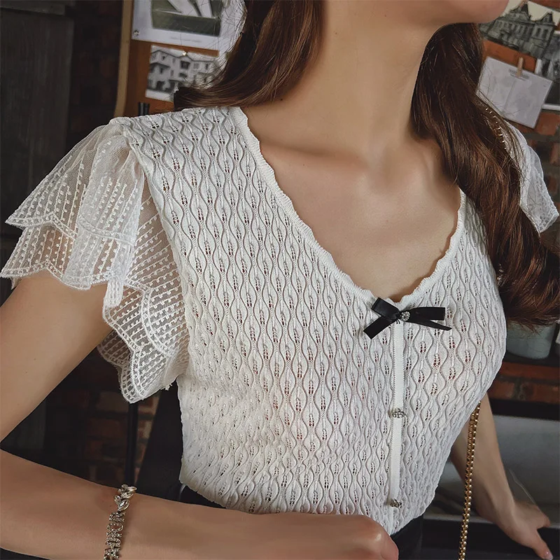 Женская футболка с V-образным вырезом на пуговицах |